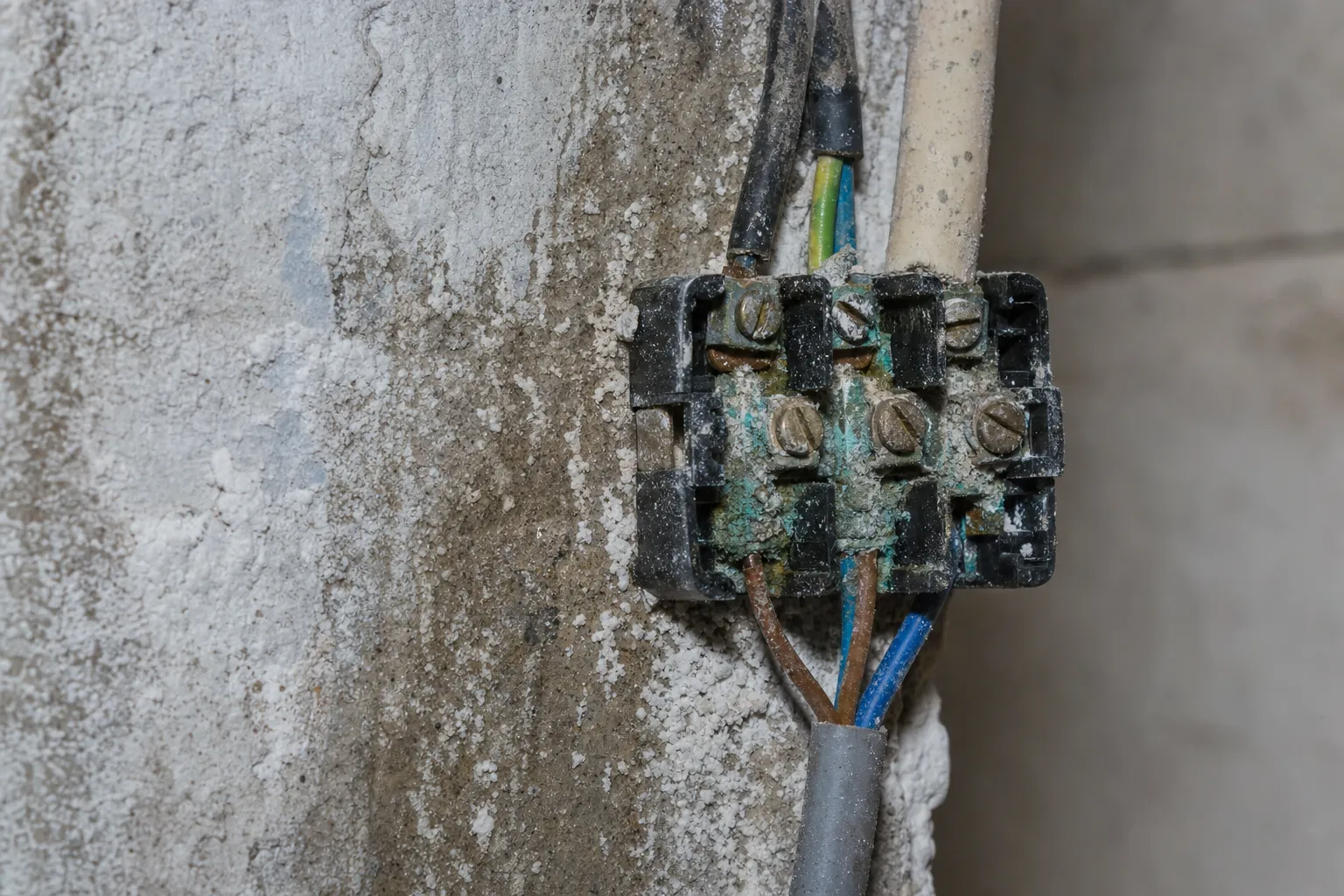 Elektro-Anschluss mit Korrosionsspuren und Feuchtigkeit im Kellerbereich – Motivbild zum Schadenstyp.